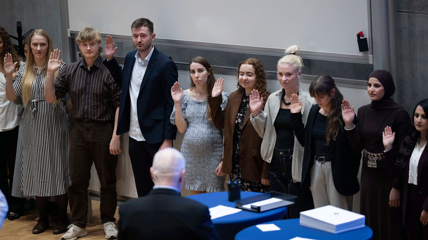 Dekan Lars Hvilsted Rasmussen holder tale for de nyuddannede læger på AAU. Foto: Lars Horn