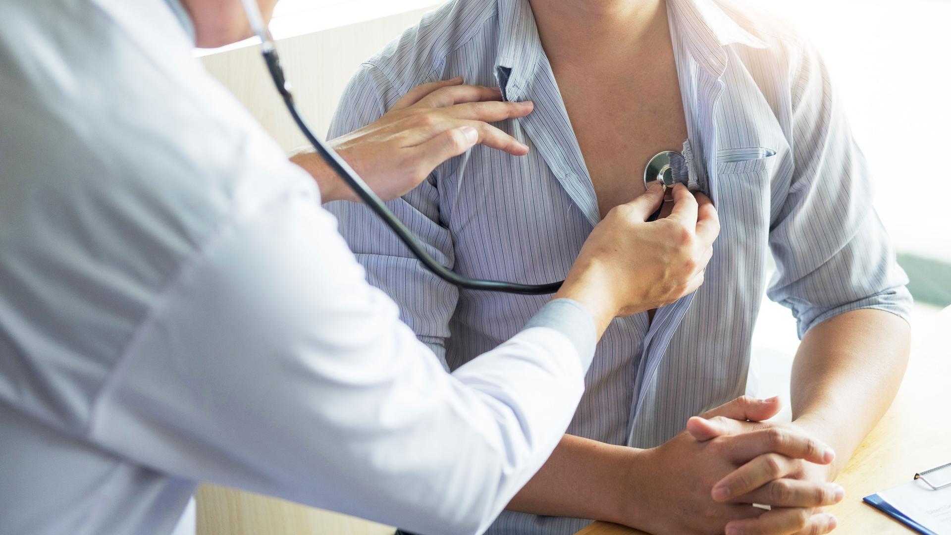 COLOURBOX37787771 Doctor Is Checking On Patient's Chest Uses Stethoscope To Listen Patient Heart Rate 16 9 Web